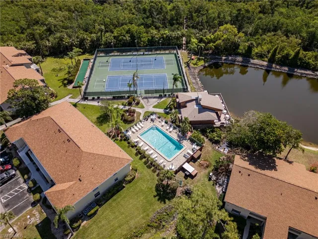 Aerial view of Foxmoor amenities.