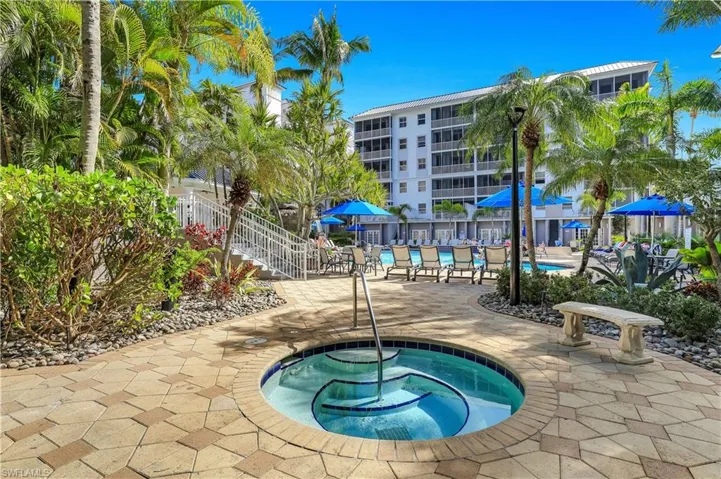 460  LAUNCH  CIR, Naples, FL 34108