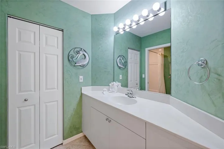460  LAUNCH  CIR, Naples, FL 34108