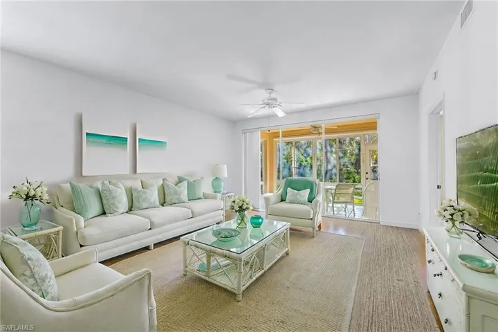 675  Wiggins Lake  DR, Naples, FL 34110
