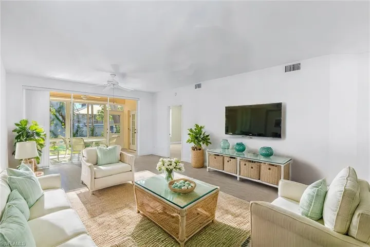 675  Wiggins Lake  DR, Naples, FL 34110