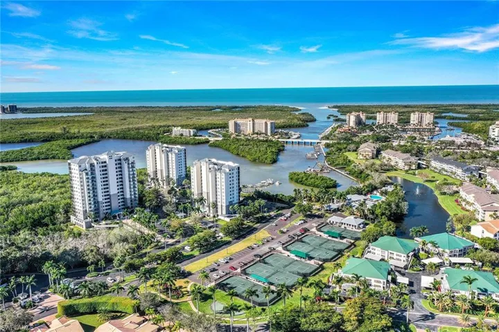 675  Wiggins Lake  DR, Naples, FL 34110