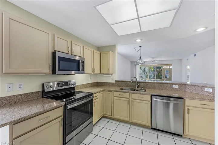 675  Wiggins Lake  DR, Naples, FL 34110