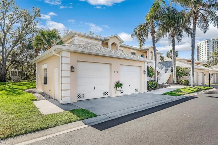 675  Wiggins Lake  DR, Naples, FL 34110