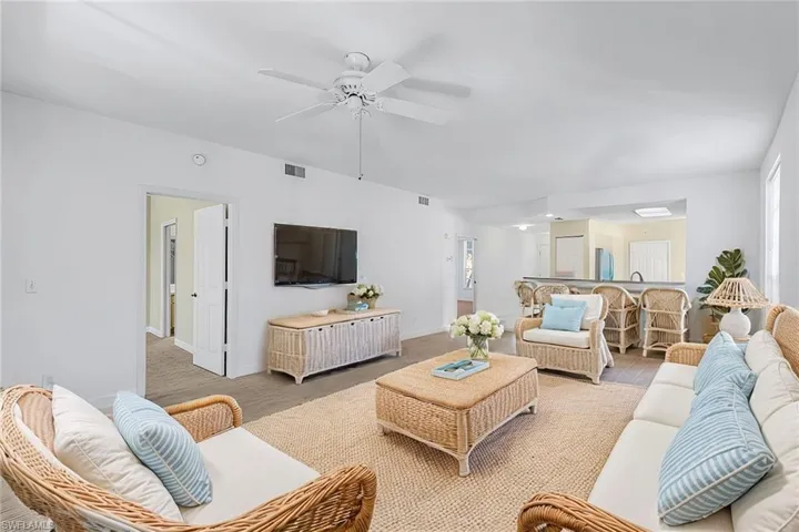 675  Wiggins Lake  DR, Naples, FL 34110