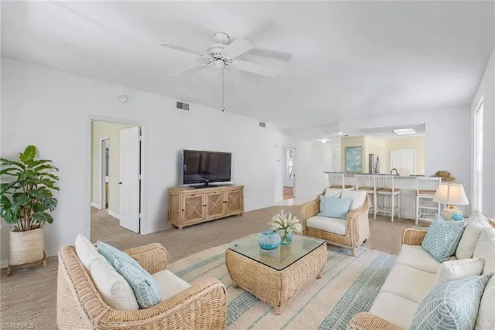 675  Wiggins Lake  DR, Naples, FL 34110