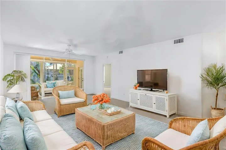 675  Wiggins Lake  DR, Naples, FL 34110