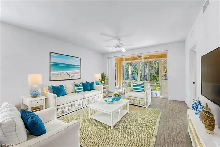 675  Wiggins Lake  DR, Naples, FL 34110