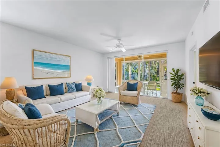675  Wiggins Lake  DR, Naples, FL 34110