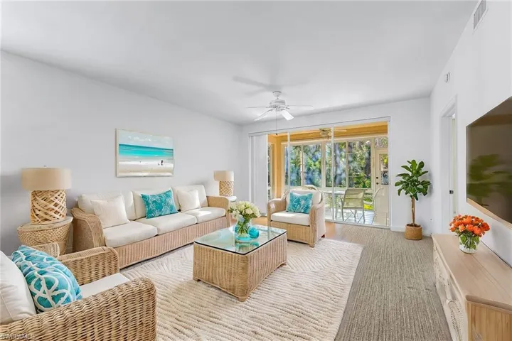 675  Wiggins Lake  DR, Naples, FL 34110