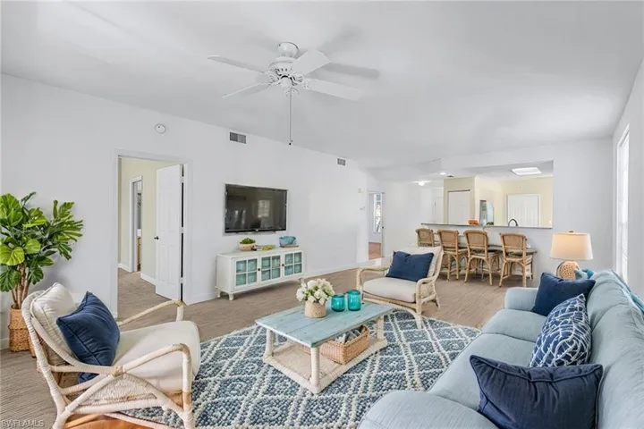 675  Wiggins Lake  DR, Naples, FL 34110