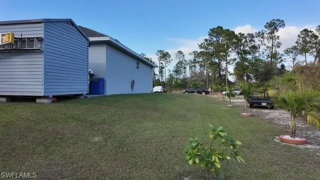 View of grassy yard