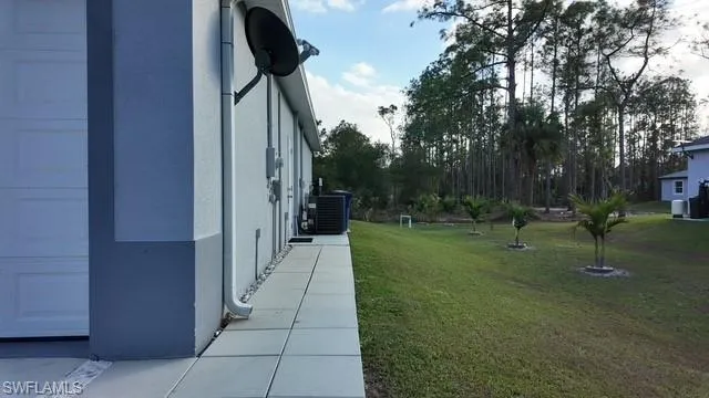 View of grassy yard