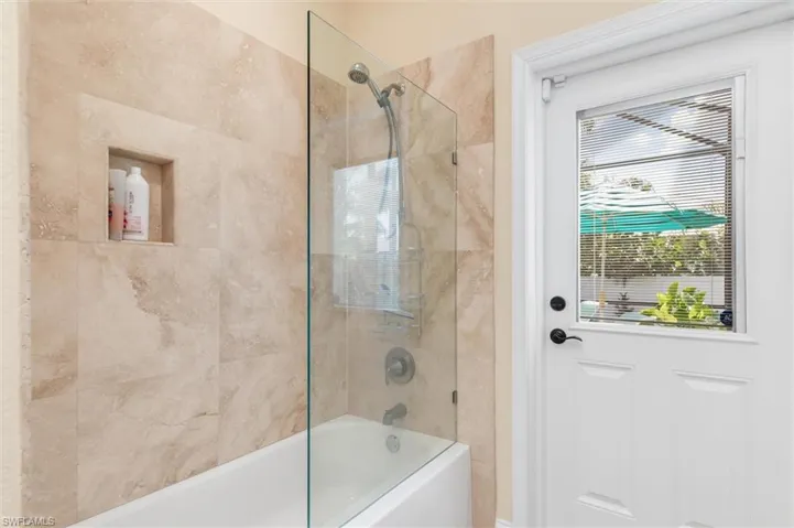 Bathroom with tiled shower / bath