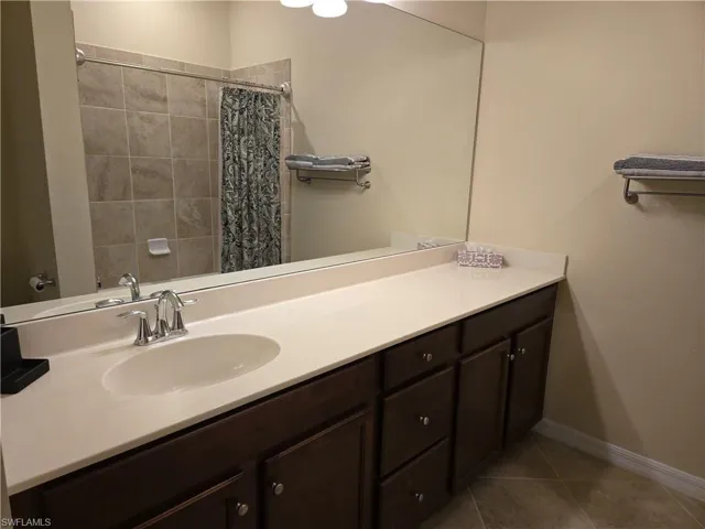 Guest/2nd bath upstairs