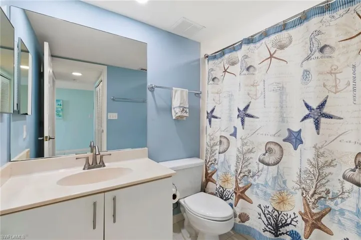 Shower/tub combo for guests