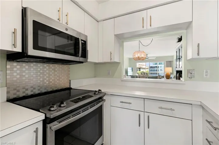 Opening that leads to dining, great for entertaining