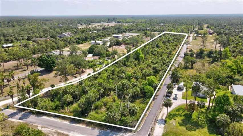 Drone / aerial view with a view of trees