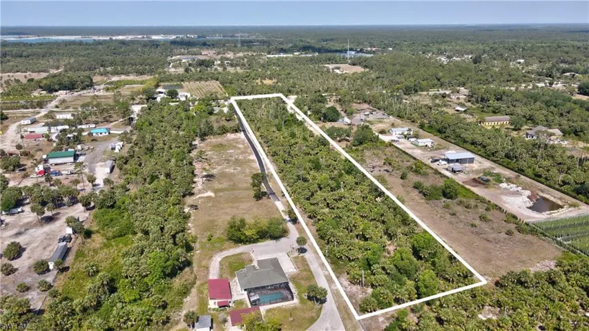 Bird's eye view featuring a view of trees