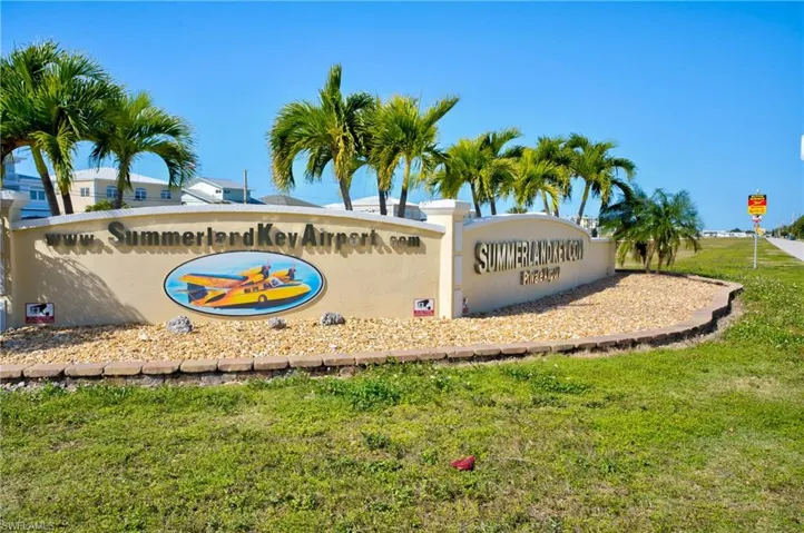 Community sign featuring a yard