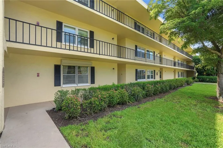 1085  Forest Lakes  DR, Naples, FL 34105