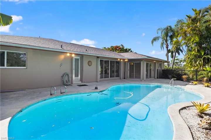 SPARKLING pool with new equipment - pool is large and has lots of outdoor seating/sunning areas!