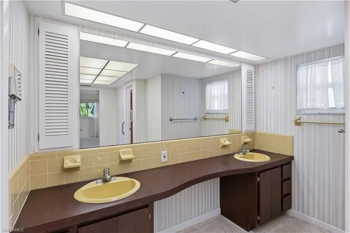 Double vanities, walk in closet and plenty of space in the master bed and bath!