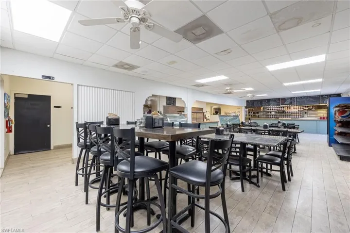916 Se 14th Ave, Cape Coral, Florida 33990