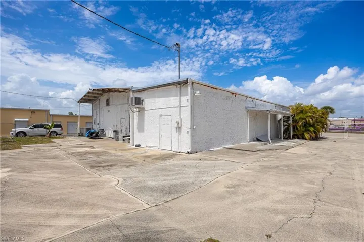 916 Se 14th Ave, Cape Coral, Florida 33990