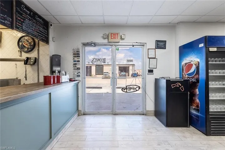 916 Se 14th Ave, Cape Coral, Florida 33990
