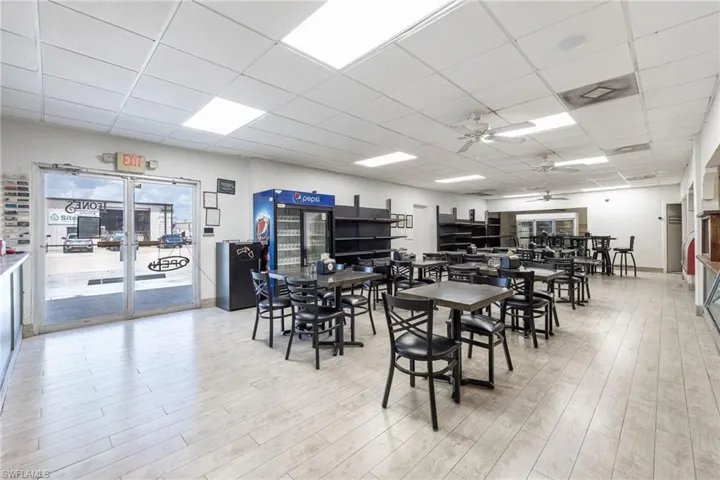 916 Se 14th Ave, Cape Coral, Florida 33990