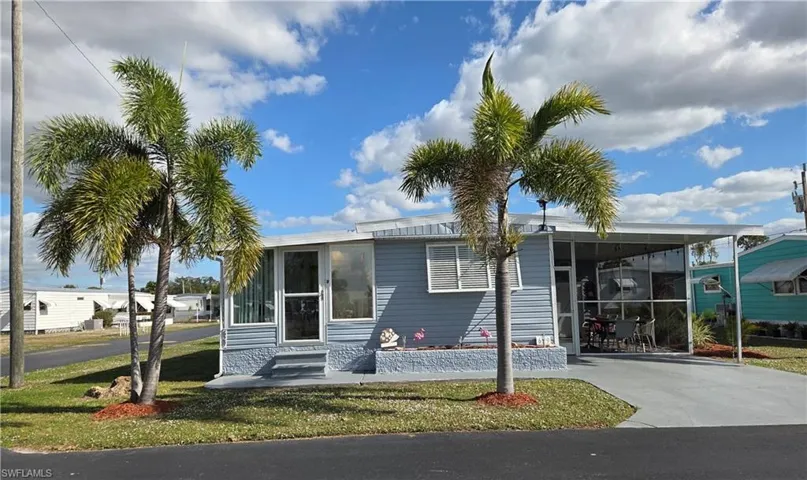 2 Bedroom 2 Bathroom split-bedroom floor plan.