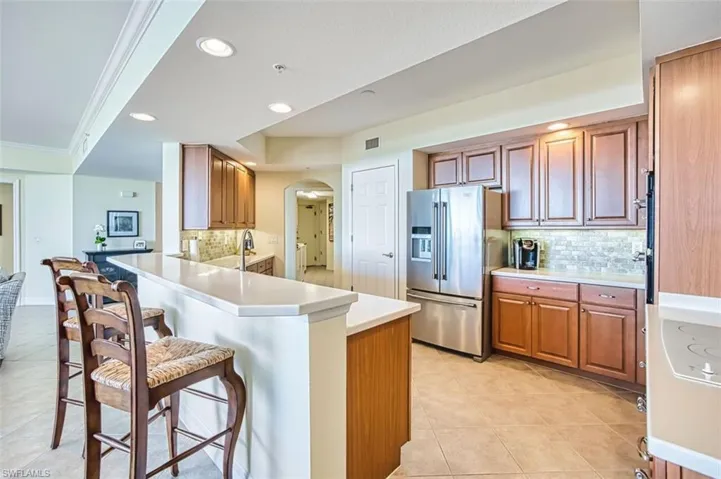 Kitchen_wBRKFST_bar