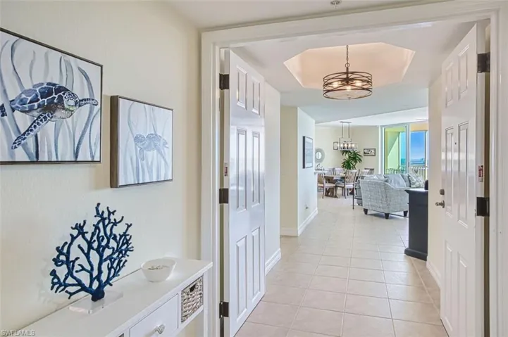 Double_door_entry_into_condo