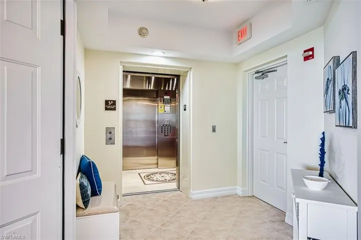 Private_foyer_off_elevator