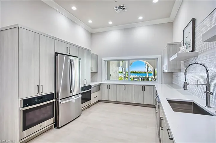 Clubhouse_Kitchen_wview