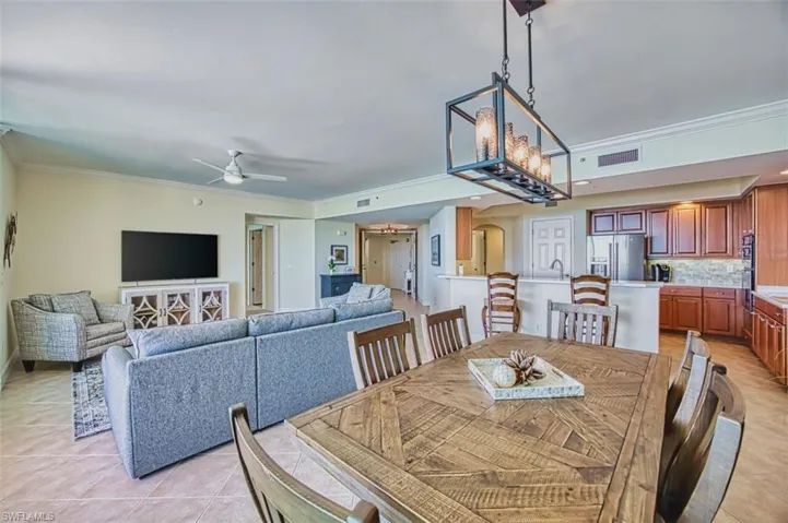 Dining_area_open_to_kitchen