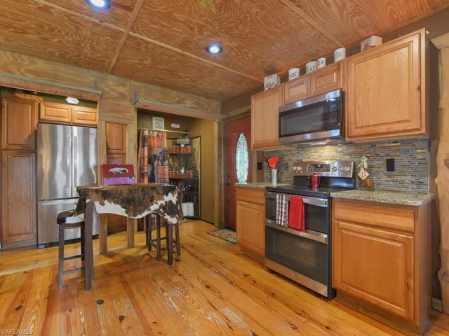 Kitchen w/ Dining Nook