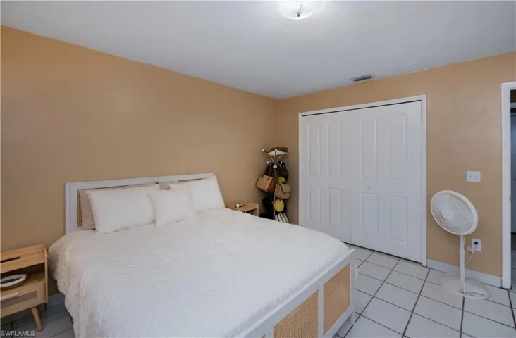 Guest bedroom unit 218