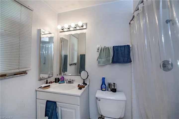 Master bath unit 220