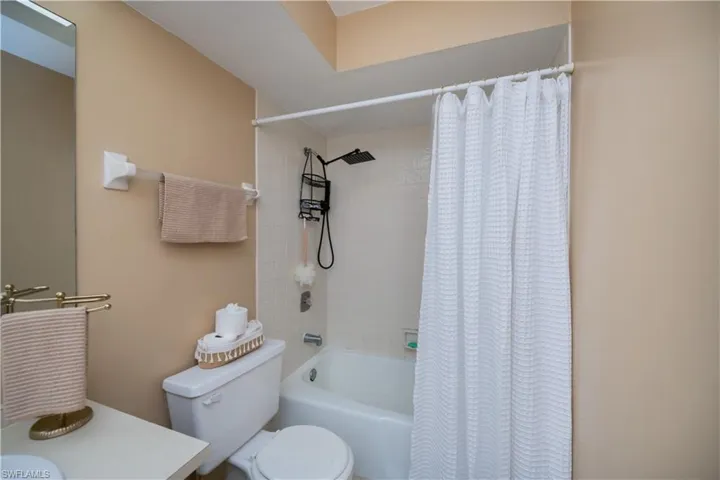 Guest bath unit 218