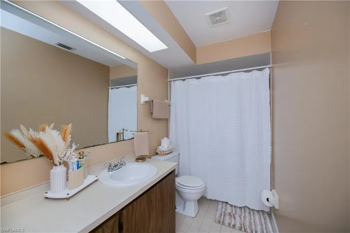 Guest bath unit 218