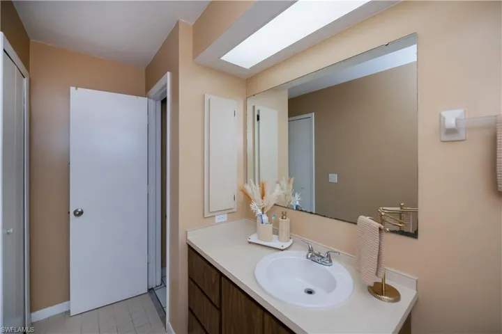 Guest bath unit 218