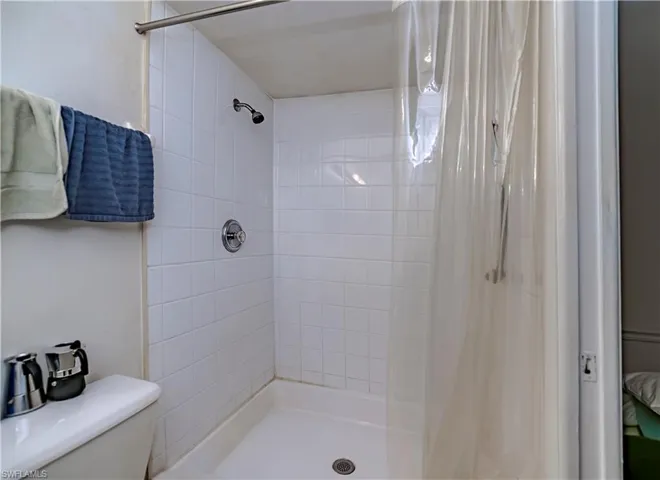 Master bath unit 220