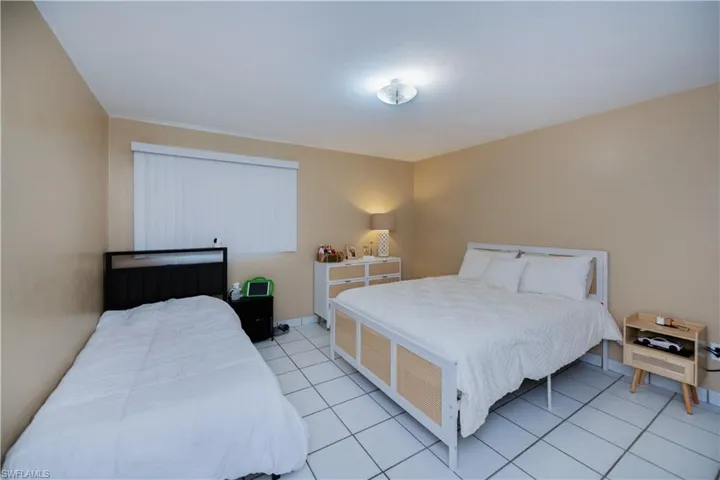 Guest bedroom unit 218