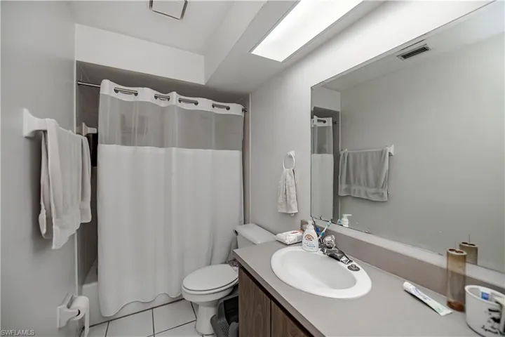 Guest bath unit 220