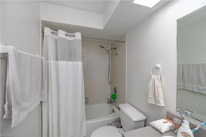 Guest bath unit 220
