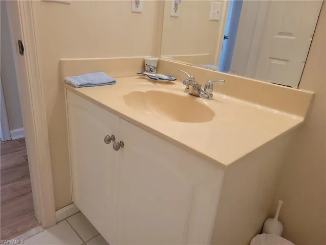 Full bath for guests
