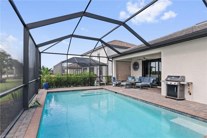 Enjoy both sunrises and sunsets in the winter from your own lanai facing south.