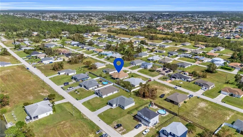 Birds eye view of property featuring a residential view